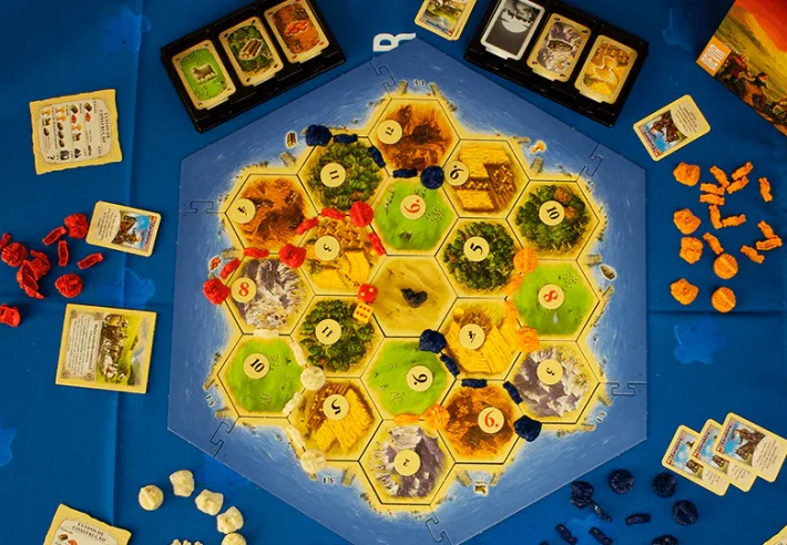 Pensamento estratégico e gestão de recursos no jogo de tabuleiro Catan