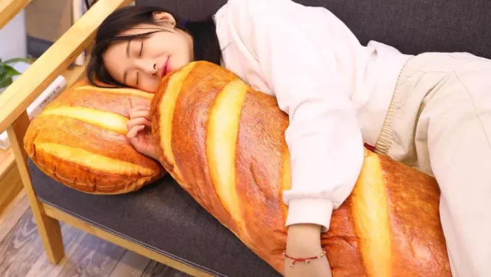 Baguete ou croissant? ‘Almofada de pão’ conquista público como divertida escolha de presente a partir de R$ 29,90