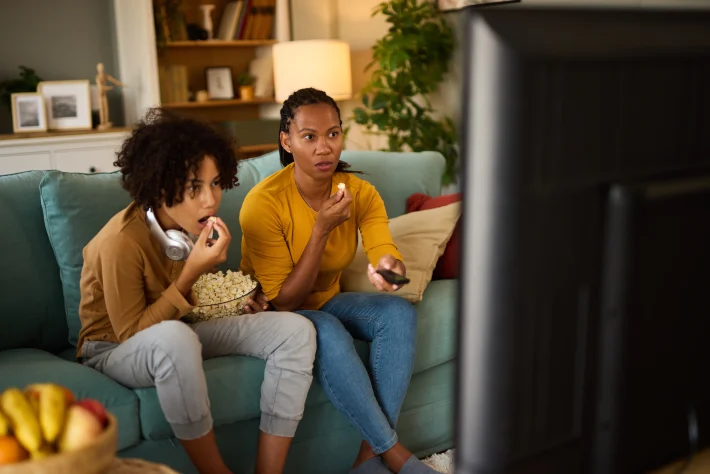 Dia das Mães: 4 smart TVs em alta em 2024 para presentear com estilo