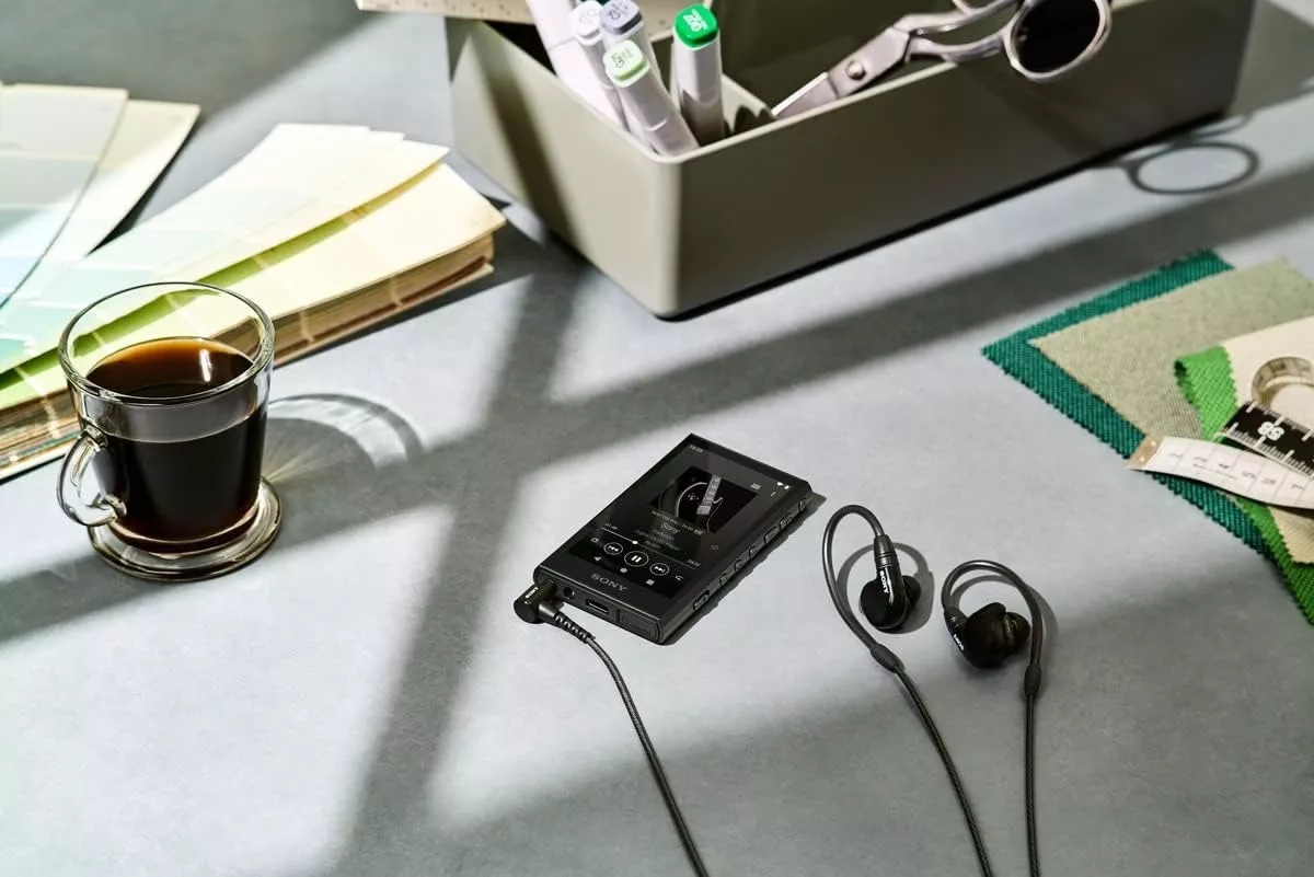 De volta aos anos 80: conheça o Walkman contemporâneo, que roda até Spotify