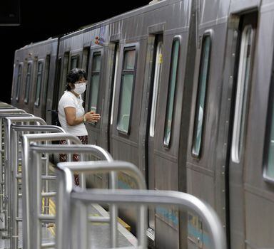 Passageiros usam máscara no Metrô de São Paulo