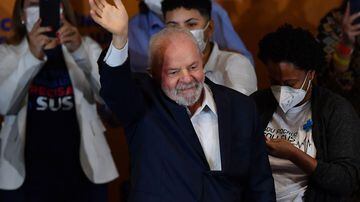 Brazilian presidential candidate for the leftist Workers Party (PT) and former President (2003-2010), Luiz Inacio Lula da Silva, waves to supporters during the National Health Conference in Sao Paulo, Brazil, on August 5, 2022. (Photo by NELSON ALMEIDA / AFP)