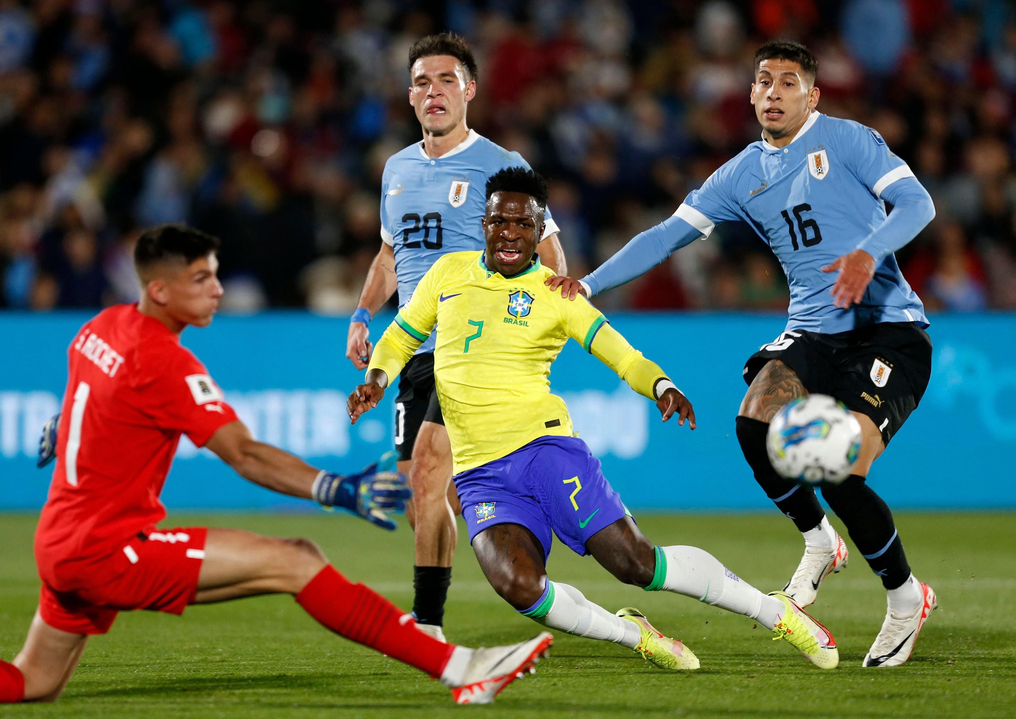 Brasil e Uruguai fazem duelo de gigantes nas Eliminatórias