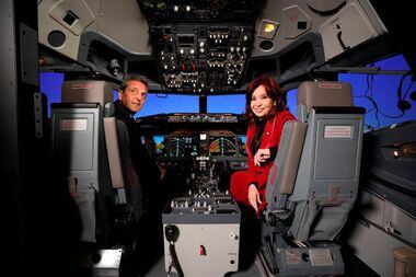 O candidato peronista Sergio Massa e a vice-presidente Cristina Kirchner são fotografados juntos em um simulador de voo em 17 de junho de 2023