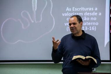 O técnico em refrigeração, Alcione Cavalcante, ministra aula de ensinos bíblicos na Igreja Pentecostal Assembleia de Deus