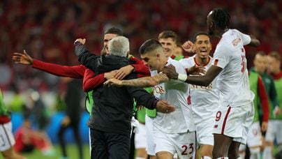 Leverkusen (Germany), 18/05/2023.- Roma'Äôs head coach Jose Mourinho celebrates with his players after the UEFA Europa League semi final second leg soccer match between Bayer Leverkusen and AS Roma in Leverkusen, Germany, 18 May 2023. (Alemania) EFE/EPA/FRIEDEMANN VOGEL