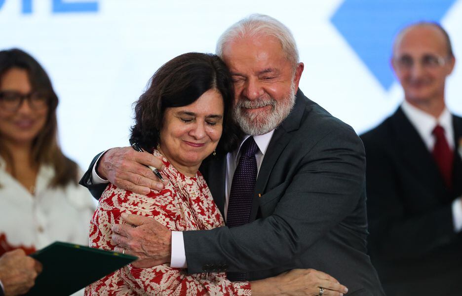 Lula já reiterou que não pretende tirar Nísia Trindade do cargo, mas pasta é alvo de cobiça do Centrão, em razão da capilaridade e do volume de verbas que movimenta.