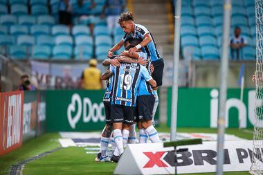 Grêmio goleia e garante a liderança do Gauchão