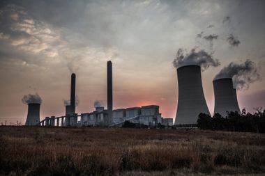 Uma usina a carvão em Metsimaholo, África do Sul, cerca de 65 milhas ao sul de Joanesburgo. Foto: Gulshan Khan/The New York Times