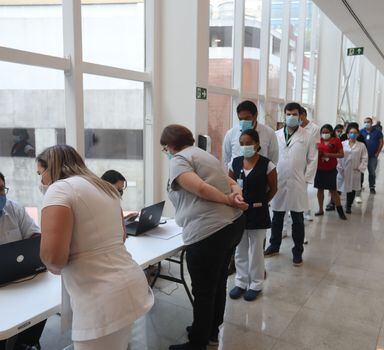 Profissionais de saúde do Hospital das Clínicas fazem fila para receber as primeiras doses da Coronavac aplicadas no País.