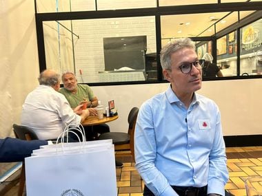 Governador de MG, Romeu Zema, concede entrevista em uma confeitaria de São Paulo