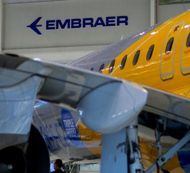 No trimestre, a Embraer entregou sete jatos comerciais e 21 jatos executivos (19 jatos leves e dois jatos grandes), totalizando 28 jatos entregues