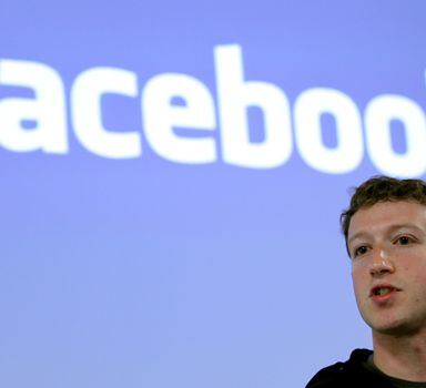 Em um comunicado publicado no fim da noite de quinta-feira, 11, Mark Zuckerberg afirmouque agora o algoritmo do Facebook vai priorizar conteúdos publicados por amigos.
