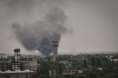 Fumaça sobe após bombardeio russo em Severodonetsk, em 21 de maio.