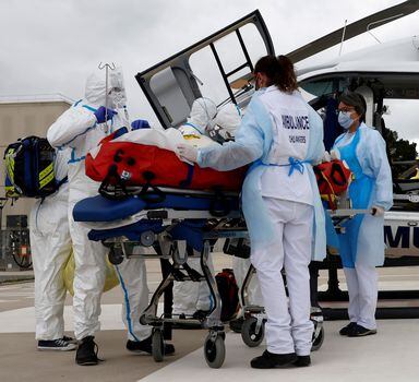 Equipe médica de hospital em Angers prepara transferência de paciente com covid-19 em helicóptero.