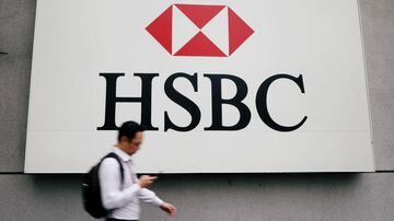 FILE PHOTO: A man walks past a logo of HSBC at its headquarters in Kuala Lumpur, Malaysia August 6, 2019. REUTERS/Lim Huey Teng/File Photo. Foto: Lim Huey Teng/Reuters