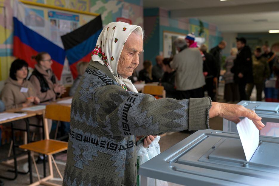 Ucraniana vota em referendo em Donetsk organizado pela Rússia