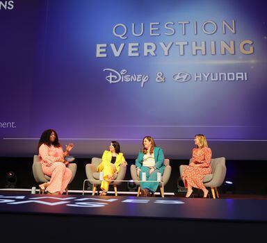 Painel conjunto entre Disney e Hyundai em Cannes Lions, com participação de Elisabeth Olsen (à direita)