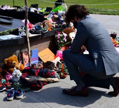 Primeiro-ministro canadense, Justin Trudeau, visita memorial em reconhecimento à descoberta de restos mortais de crianças índigenas em British Columbia