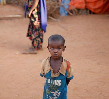 Criança em campo de refugiados somali no Quênia. Metade das mortes em 2017 ocorreu na África Subsaariana