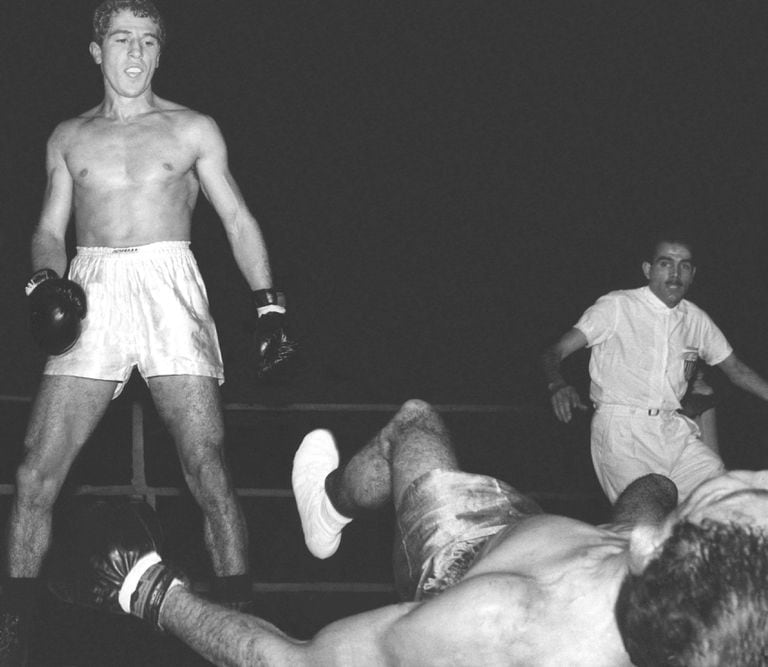 Eder Jofre nocauteia adversário durante treino para a luta contra Manny Elias: De 1960 a 1965, ele foi desafiado sete vezes e venceu todas as lutas por nocaute