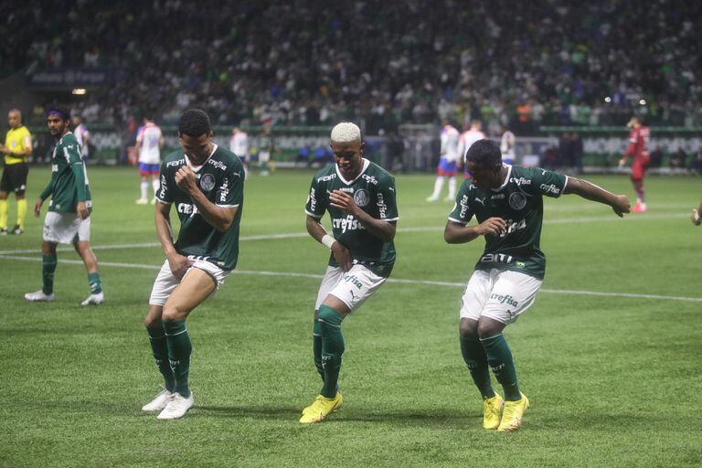 Murilo, Danilo e Endrick comemoram gol marcado pelo jovem de 16 anos.
