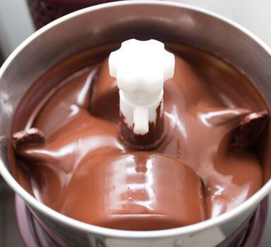 Equipamento chamado de mélanger, com capacidade em torno de 4 kg,é usado por pequenos chocolateiros para fazer o produto desde a amêndoa do cacau.
