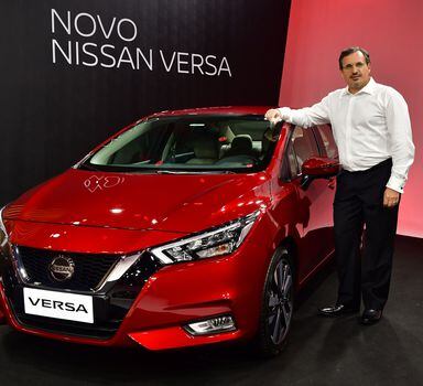 Marco Silva, presidente da Nissan do Brasil, posa ao lado do novo sedãVersa, importado do México.