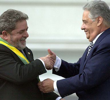 Sucessão.FHC cumprimenta Lula depois de entregar ao petista a faixa de presidente da República,em 2003
