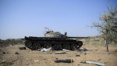 Munição é vista ao lado de um tanque destruído em uma luta entre a Força de Defesa Nacional da Etiópia (ENDF) e as forças da Frente de Libertação do Povo Tigray (TPLF) em 2022. Foto: Tiksa Negeri/AFP