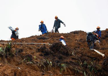 Bombeiros fazem resgate de vítimas de queda de avião na China