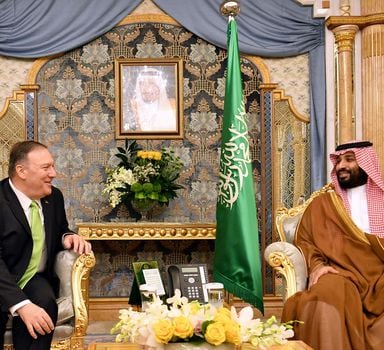Secretário de Estado americano, Mike Pompeo, e o príncipe saudita Mohammed Bin Salman