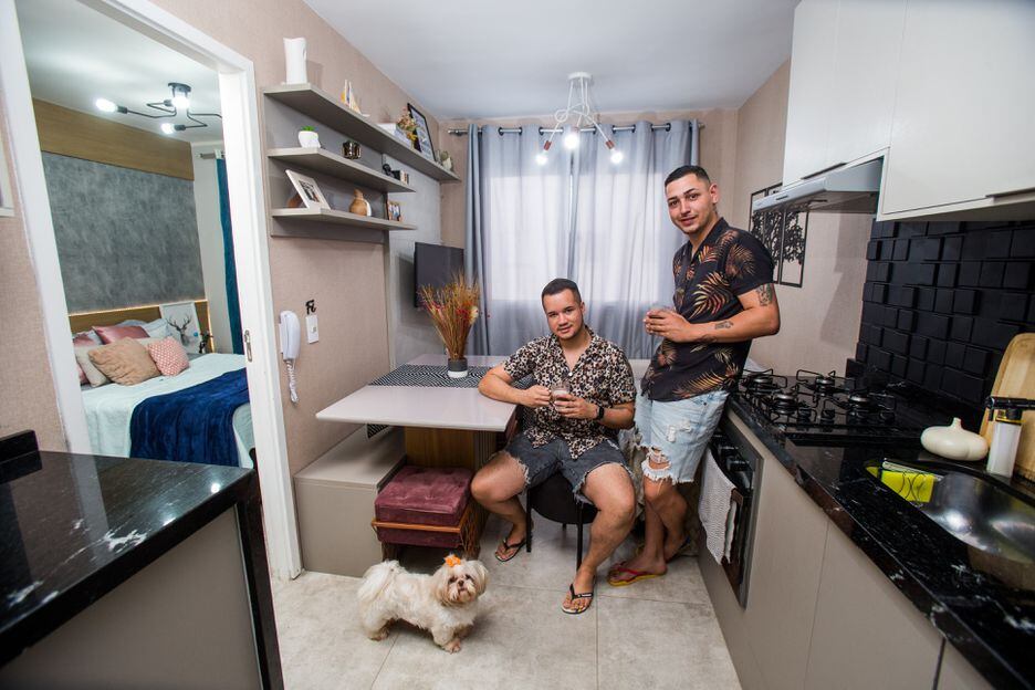 Gil e Luan (juntos da cadela Atena) moram em um apartamento de 24 m² desde março deste ano.