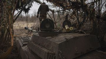 Soldado da Ucrânia prepara artilharia para atingir posição russa em Donetsk