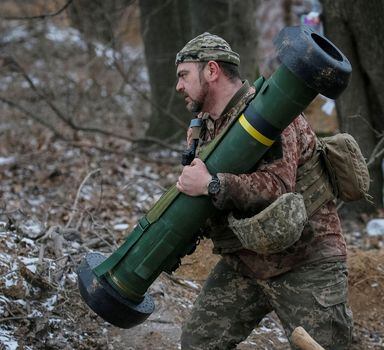 FILE PHOTO: A Ukrainian service member holds a Javelin missile system at a position on the front line in the north Kyiv region, Ukraine March 13, 2022. REUTERS/Gleb Garanich/File Photo