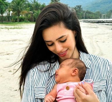 Bruna Biancardi leva filha à praia pela primeira vez