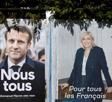 Posters de campanha com os candidatos Emmanuel Macron e Marine Le Pen em 
 Herbeville, em 21 de abril