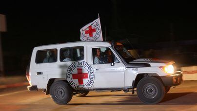 Veículo da Cruz Vermelha envolvido na libertação dos reféns. Foto: Ibraheem Abu Mustafa/Reuters