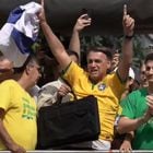 Bolsonaro sobe em trio elétrico na Avenida Paulista acompanhado por segurança com uma mala balística. Foto: @silasmalafaiaoficial via YouTube
