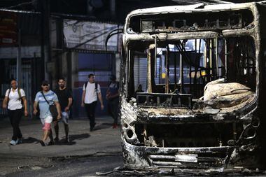 Ônibus incendiado no Rio após morte de miliciano;  regiões inteiras da cidade não fazem mais parte do território nacional