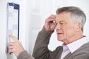 ((Não usar essa foto depois da publicação. Em caso de dúvidas, falar com Fotografia)) Confused Senior Man With Dementia Looking At Wall Calendar