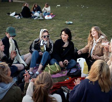 Jovens se reúnem em parque em Estocolmo