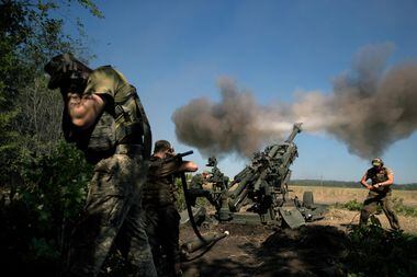 Imagem mostra soldados ucranianos disparando artilharia enviada pelo Ocidente contra a Rússia, próximo a região de Donetsk, no dia 21 de junho. Aliados do país invadido querem garantia de que tropas estarão treinadas para utilizar mais armas