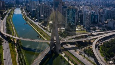 A Ponte Estaiada, na zona sul, está às escuras depois do roubo de luminárias e fios de cobre  Foto: Felipe Rau/Estadão