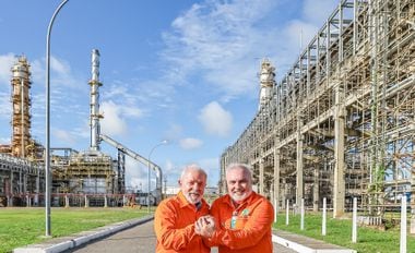 Lula e Jan Paul Prates, presidente da Petrobras, no anúncio da retomada das obras da refinaria de Abreu e Lima, em Pernambuco
