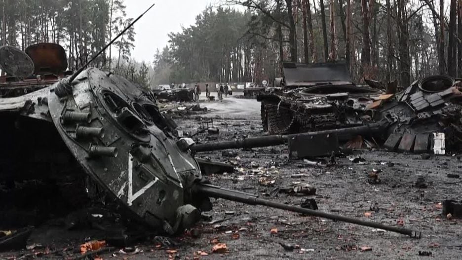 Tanques destruídos em cidade perto de Kiev: invasão de Putin na Ucrânia relembra os terrores das guerras territoriais do século 20 