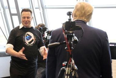 Elon Musk e Donald Trump em encontro em maio de 2020, durante lançamento da SpaceX Falcon 9.