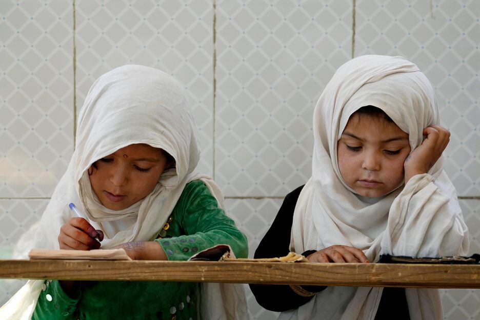 Meninas afegãs leem o Alcorão na Mesquita Noor, fora da cidade de Cabul, Afeganistão, em 9 de agosto de 2022