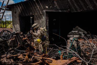 Soldado das forças especiais ucranianas caminha em meio a destroços no vilarejo de Rus'ka Lozova, norte de Kharkiv, nesta segunda-feira, 16. Ucrânia tem tido sucesso nos conflitos com a Rússia e empurra tropas para perto da fronteira
