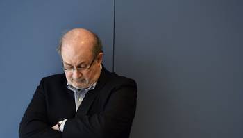 Escritor Salman Rushdie é extubado, diz amigo